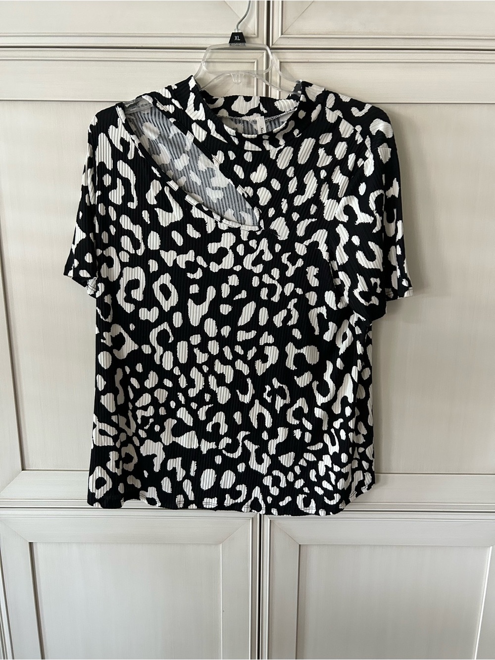 Leopard-Print Cutout Short Sleeve Top - Black/White
